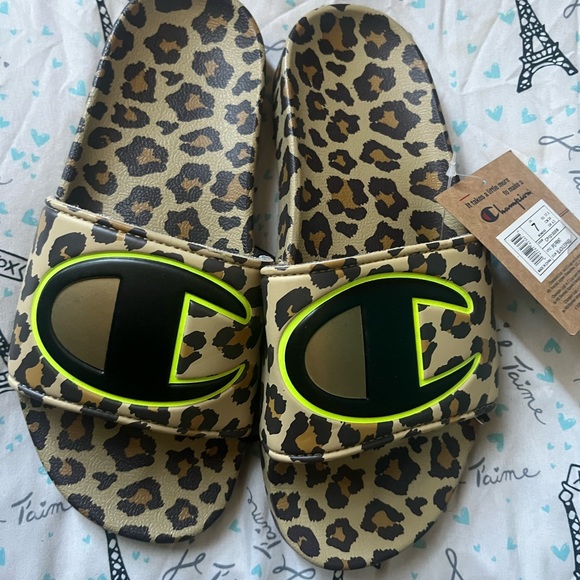 Champion slides size 7. Bought them online over a year ago and didn’t fit me. - Picture 4 of 4